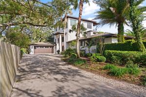 Κήπος έξω από το The Tower House at East Beach - 4204 Ninth Street