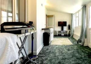 Μια τηλεόραση ή/και κέντρο ψυχαγωγίας στο Home in Reading Berkshire - for Contractors & Families with Free Parking & WiFi