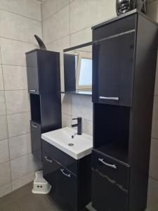 Koupelna v ubytování Bungalow Belle Vue - Camping International - Bomal - Durbuy + 12 fotografií