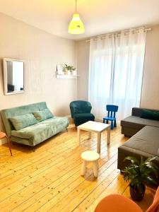 una sala de estar con un sofá y una mesa en Hyper Centre Krutenau Étoile Bourse Appart, en Estrasburgo