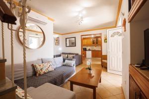 a living room with a couch and a table at Casa dos Avos in Faro
