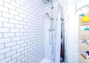 Ένα μπάνιο στο Home in Reading Berkshire - for Contractors & Families with Free Parking & WiFi