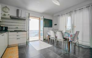 Η κουζίνα ή μικρή κουζίνα στο 5 Bedroom Beautiful Home In Cipressa