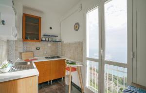 Η κουζίνα ή μικρή κουζίνα στο 5 Bedroom Beautiful Home In Cipressa