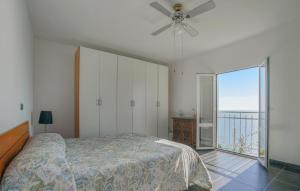 Ένα ή περισσότερα κρεβάτια σε δωμάτιο στο 5 Bedroom Beautiful Home In Cipressa