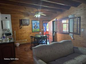a living room with a couch and a table at Cabaña en el Dique de la cienaga in El Carmen