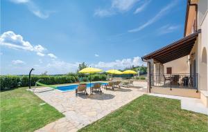 Bazén v ubytování Four-Bedroom Holiday Home In Bregi nebo v jeho okolí