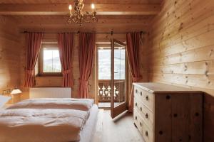 Postel nebo postele na pokoji v ubytování Alpen-Chalet-Pankraz + 37 fotografií