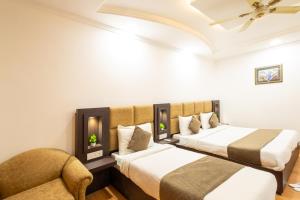 Postel nebo postele na pokoji v ubytování Hotel Panickers Residency - Ajmal Khan Market Near Karol Bagh Metro