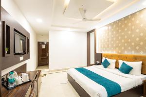 Postel nebo postele na pokoji v ubytování Hotel Panickers Residency - Ajmal Khan Market Near Karol Bagh Metro