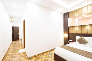 Postel nebo postele na pokoji v ubytování Hotel Panickers Residency - Ajmal Khan Market Near Karol Bagh Metro