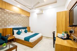Postel nebo postele na pokoji v ubytování Hotel Panickers Residency - Ajmal Khan Market Near Karol Bagh Metro