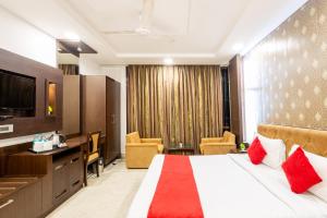 Postel nebo postele na pokoji v ubytování Hotel Panickers Residency - Ajmal Khan Market Near Karol Bagh Metro