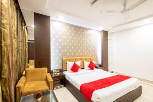 Postel nebo postele na pokoji v ubytování Hotel Panickers Residency - Ajmal Khan Market Near Karol Bagh Metro