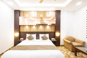 Postel nebo postele na pokoji v ubytování Hotel Panickers Residency - Ajmal Khan Market Near Karol Bagh Metro