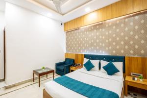 Postel nebo postele na pokoji v ubytování Hotel Panickers Residency - Ajmal Khan Market Near Karol Bagh Metro