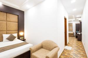 Postel nebo postele na pokoji v ubytování Hotel Panickers Residency - Ajmal Khan Market Near Karol Bagh Metro