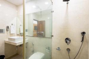 Koupelna v ubytování Hotel Panickers Residency - Ajmal Khan Market Near Karol Bagh Metro