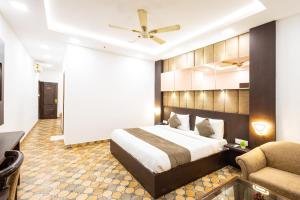 Postel nebo postele na pokoji v ubytování Hotel Panickers Residency - Ajmal Khan Market Near Karol Bagh Metro