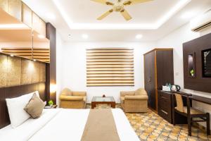 Postel nebo postele na pokoji v ubytování Hotel Panickers Residency - Ajmal Khan Market Near Karol Bagh Metro