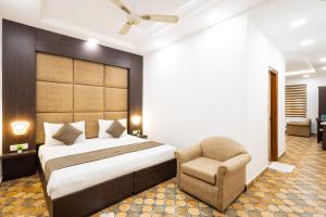 Postel nebo postele na pokoji v ubytování Hotel Panickers Residency - Ajmal Khan Market Near Karol Bagh Metro