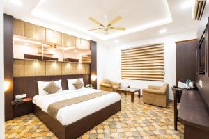 Postel nebo postele na pokoji v ubytování Hotel Panickers Residency - Ajmal Khan Market Near Karol Bagh Metro