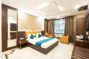 Postel nebo postele na pokoji v ubytování Hotel Panickers Residency - Ajmal Khan Market Near Karol Bagh Metro