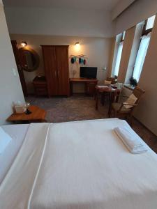 Postel nebo postele na pokoji v ubytování Alba Góra Św Anny Restauracja i Pokoje + 37 fotografií