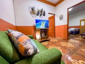 Μια τηλεόραση ή/και κέντρο ψυχαγωγίας στο Inner peace-apartamento con piscina en Surf City