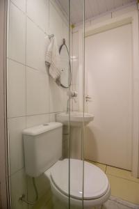 ein Badezimmer mit Toilette und Waschbecken in der Unterkunft JOA22 - 1 Suíte, TV Smart, Aconchegante, Garagem in Balneário Camboriú + 20 Fotos