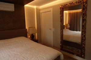 a bedroom with a bed and a large mirror at Huisje Bommelstein in Joure