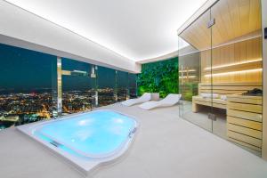 Gallery image of Sky Tower - 48 Piętro Penthousy z Prywatna SPA - ADULT ONLY in Wrocław +33 photos