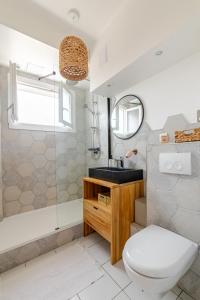 une salle de bain avec toilettes, baignoire et lavabo dans l'établissement Cocon comfortable vue mer, Clim et parking, à Sanary-sur-Mer 20 autres photos