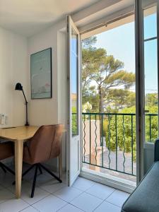 Elle comprend un bureau et offre une vue sur un balcon. dans l'établissement Cocon comfortable vue mer, Clim et parking, à Sanary-sur-Mer