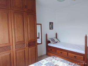 a bedroom with a bed and a dresser and a mirror at PRIME Beach e Praia do Forte a Pé e Polo Gourmet com carro no estacionamento. in Cabo Frio