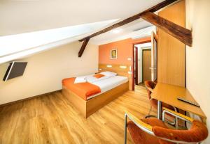 Postel nebo postele na pokoji v ubytování Hotel Golden City Garni