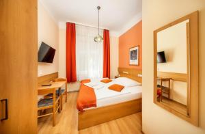 Postel nebo postele na pokoji v ubytování Hotel Golden City Garni