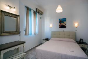 Un pat sau paturi într-o cameră la Diamond Apartments & Suites