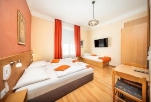 Postel nebo postele na pokoji v ubytování Hotel Golden City Garni