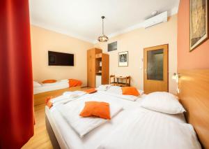 Postel nebo postele na pokoji v ubytování Hotel Golden City Garni