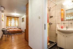 Koupelna v ubytování Apartment and Rooms Aračić