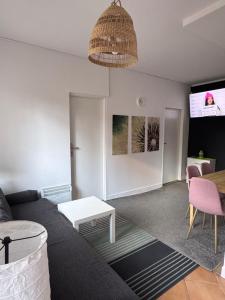 Televízia a/alebo spoločenská miestnosť v ubytovaní Apartament Centrum