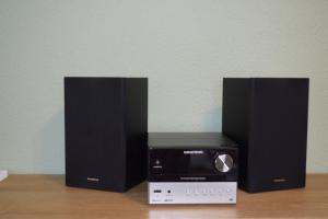 2 altoparlanti accanto a un tostapane e a un forno tostapane di Ferienhaus 2 - 55471 Reich - EG - OG a Reich