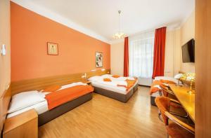 Postel nebo postele na pokoji v ubytování Hotel Golden City Garni