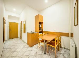 Kuchyň nebo kuchyňský kout v ubytování Hotel Golden City Garni