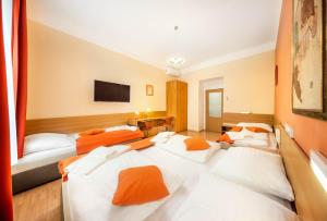 Postel nebo postele na pokoji v ubytování Hotel Golden City Garni