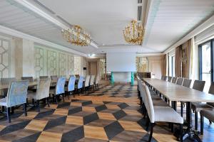 ein Konferenzraum mit einem langen Tisch und Stühlen in der Unterkunft Złota Łania Wiartel - Butikowe SPA, Luksusowe Pokoje i Apartamenty in Wiartel + 133 Fotos