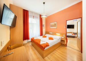 Postel nebo postele na pokoji v ubytování Hotel Golden City Garni