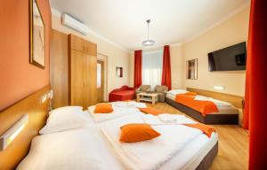 Postel nebo postele na pokoji v ubytování Hotel Golden City Garni