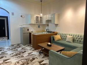 A kitchen or kitchenette at مدن الشمال للشقق المخدومة